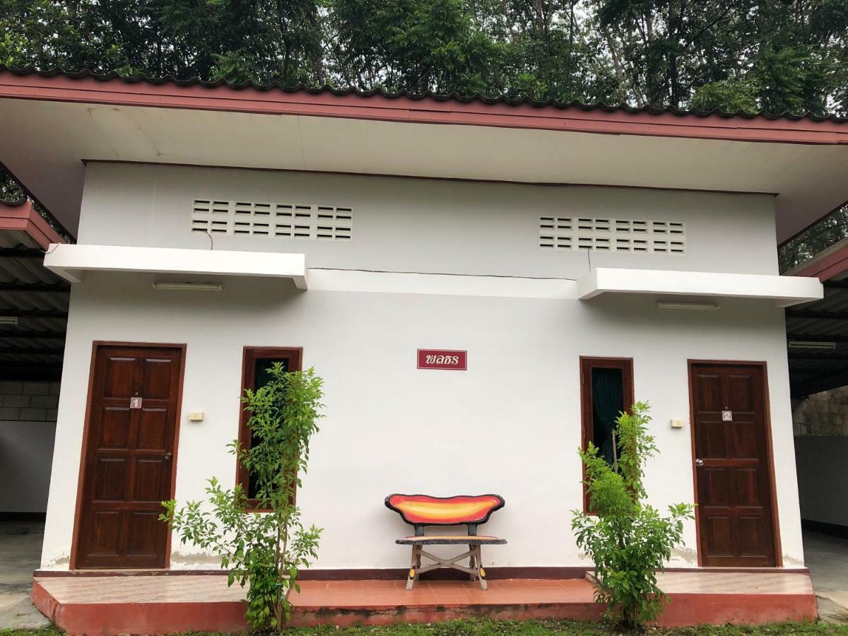 Thanathorn Guesthouse Trang Exterior photo